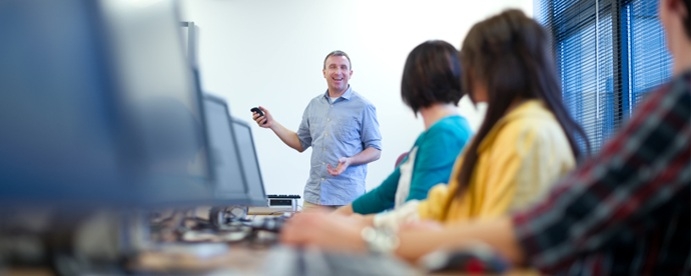 Bezpłatne szkolenia z obsługi komputera dla pracowników 45+ z instytucji pomocy i integracji społecznej, szczególnie dla pracowników socjalnych