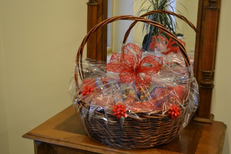 Kosz ze „słodką niespodzianką” dla uczestników XVII Wojewódzkiego Przeglądu Kolęd i Pastorałek lubuskich domów pomocy społecznej